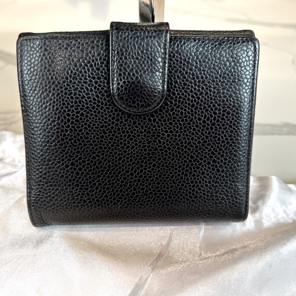 💎AUTHENTIC💎 CHANEL BLACK CAVIAR LEATHER VINTAGE TIMELESS COMPACT WALLET - Picture 2 of 4